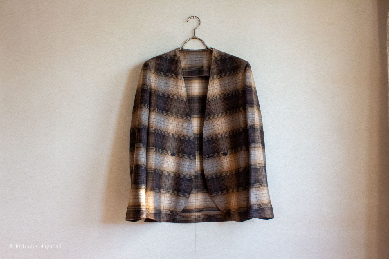 ジャケットのボタンを留めていない状態