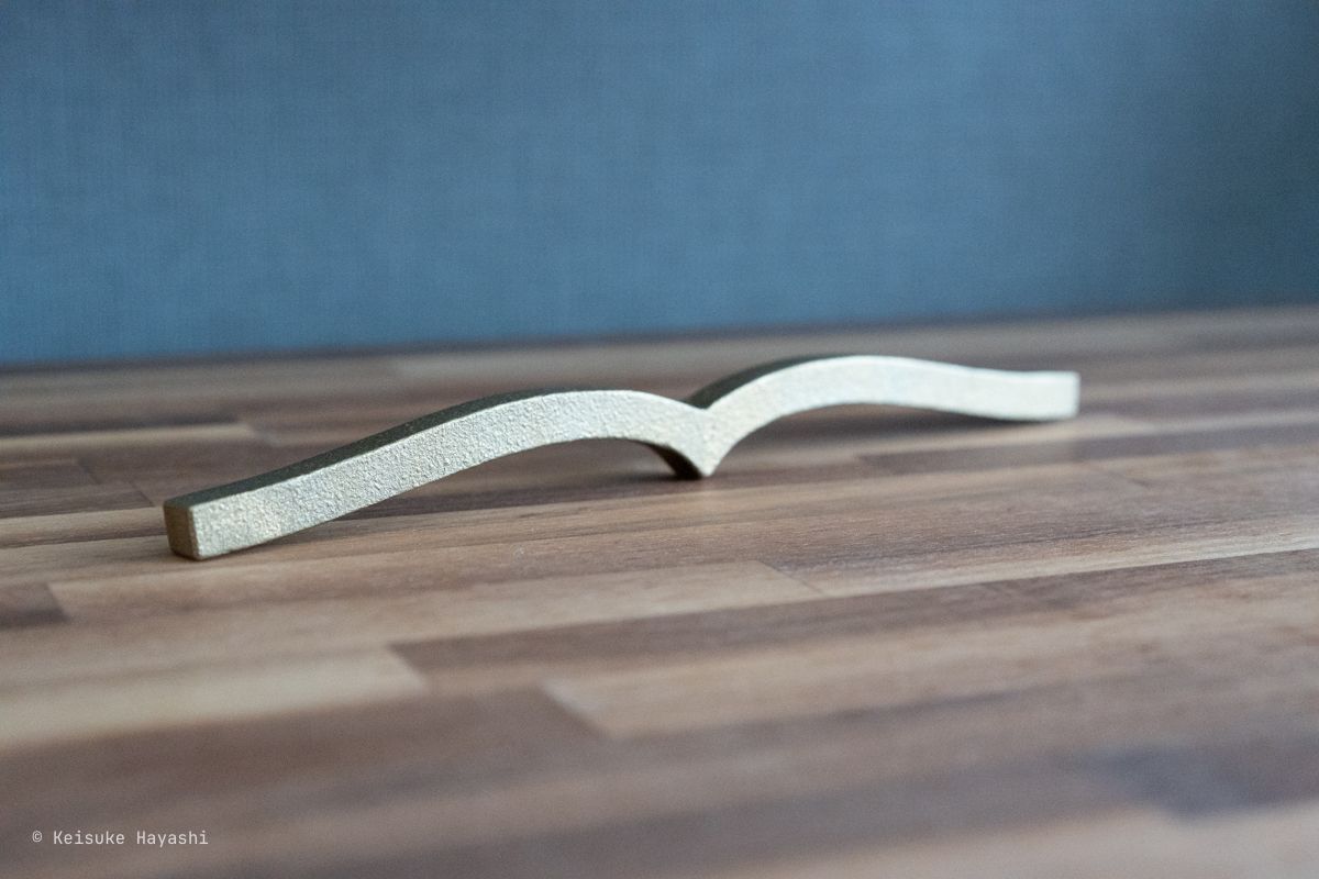 本に寄り添う文鎮