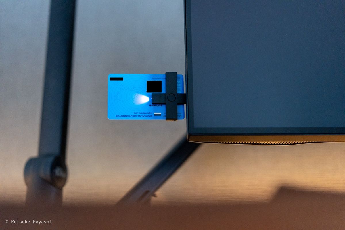 IDカードをUSBポートに差し込む