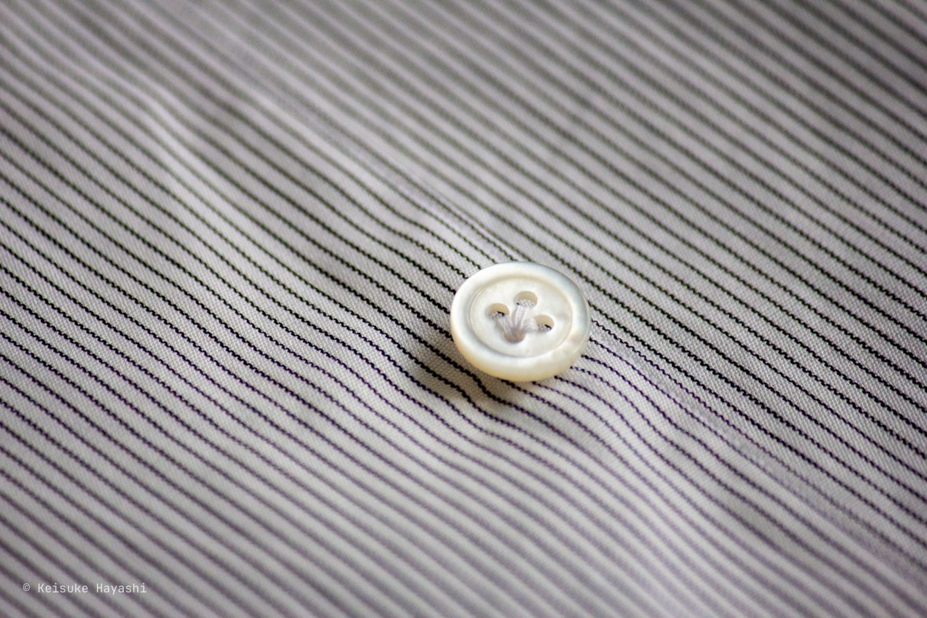 鳥足がけのシャツボタンつけ