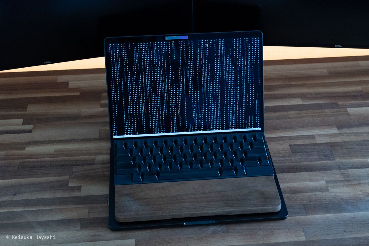 MacBookの上に置いたキーボード