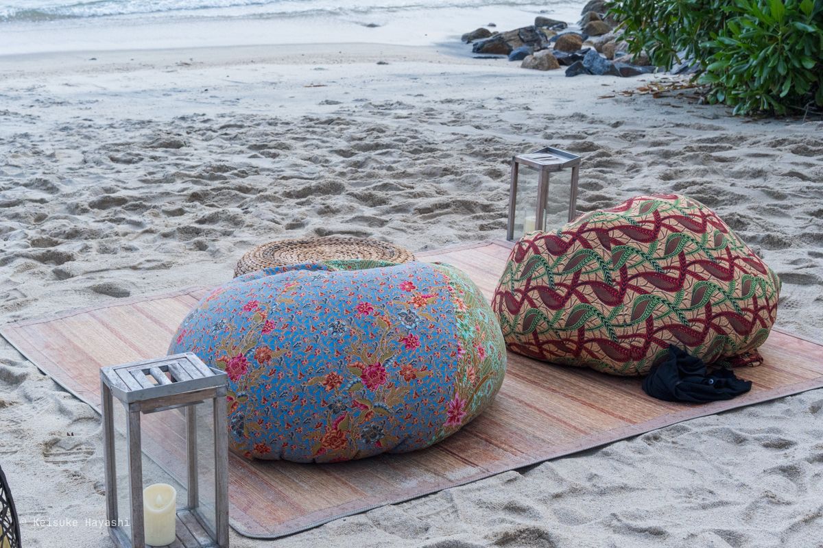 ビーチの上のビーズソファ