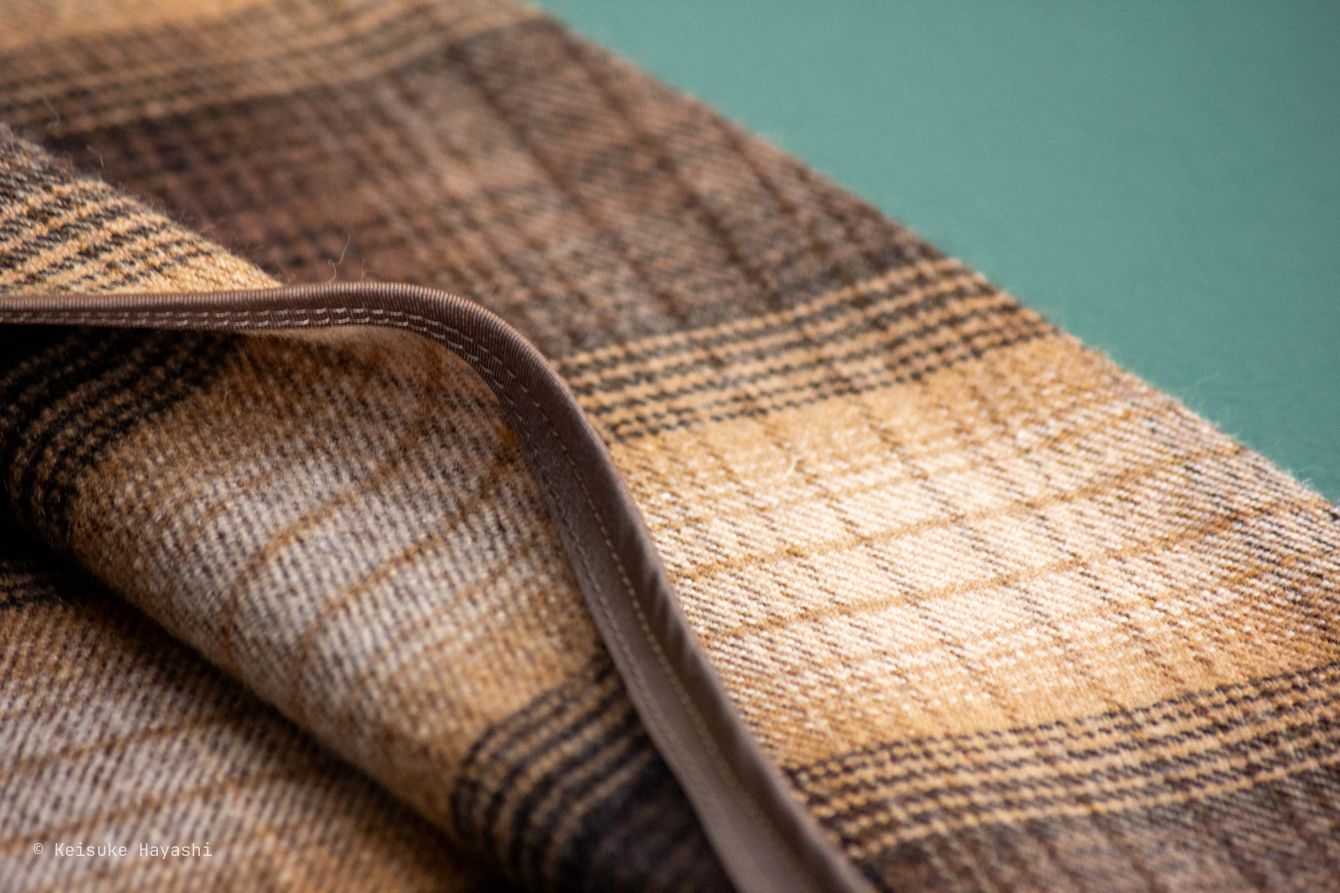 玉虫色に変化するシャンブレー生地のパイピング