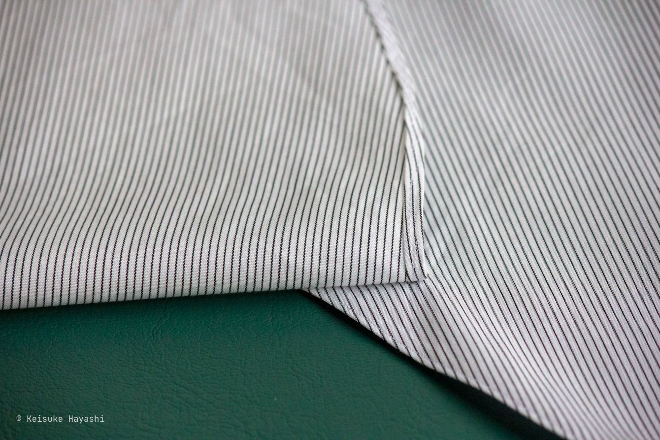 後ろ身頃を跳ね上げ