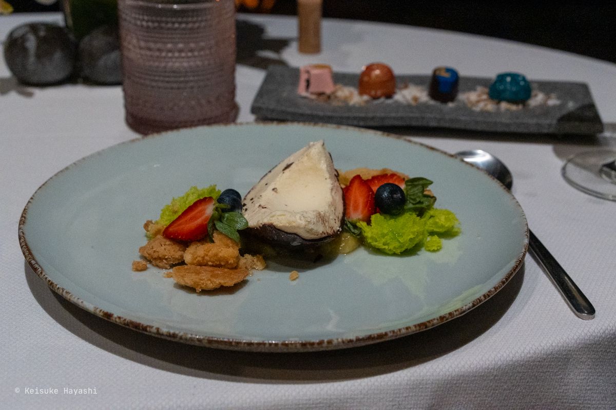 チョコレート・ナッツとココナッツ・オパリスのババロア バナナマンゴーチャツネ、アーモンドクロカン