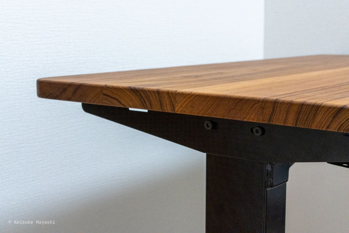 付け替え後のデスク側面のボルト