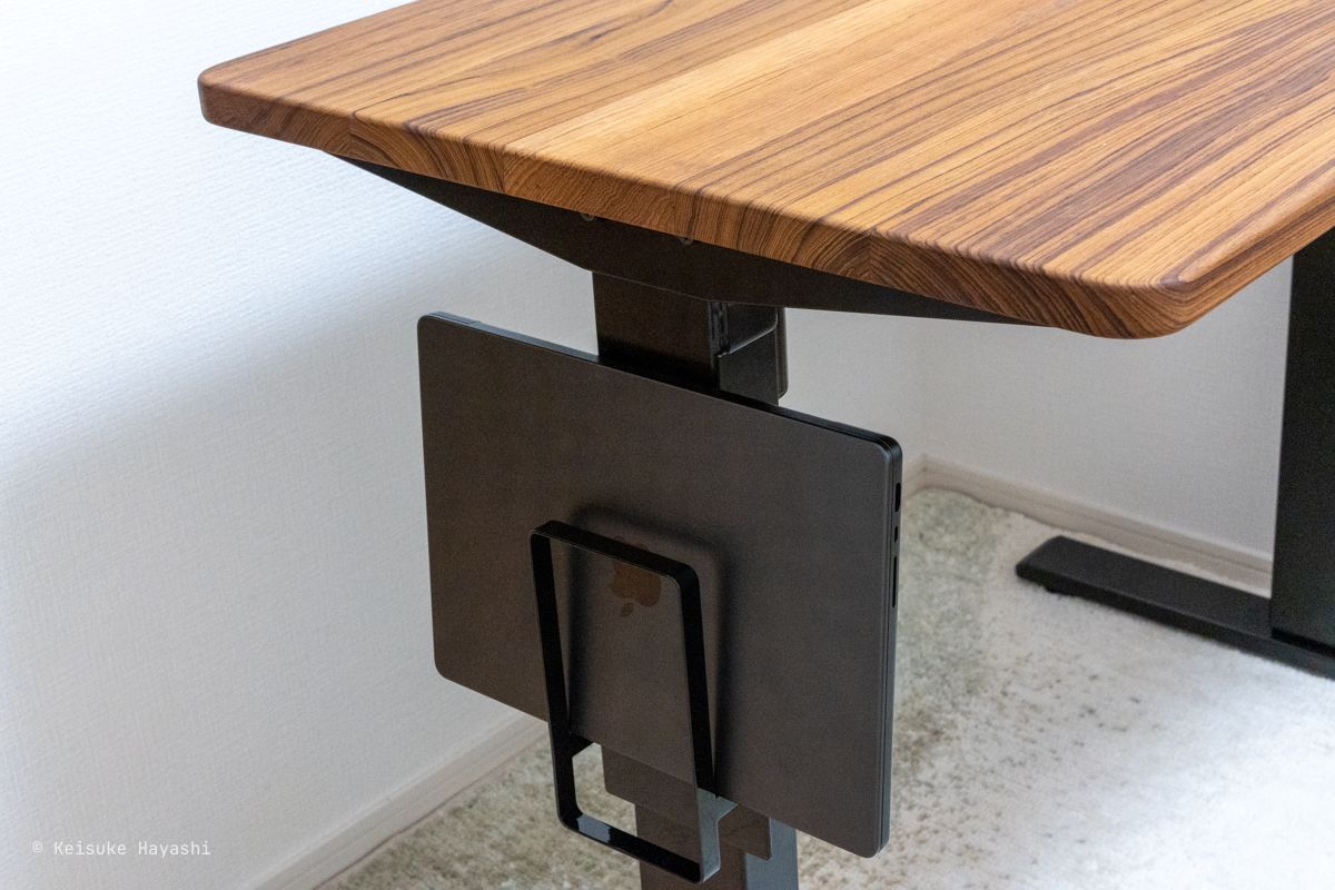 デスク横のノートPC