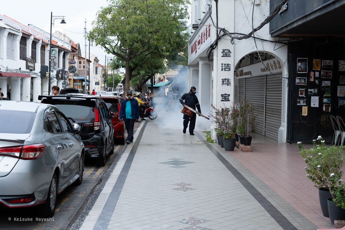 モスキート・フォギングをする人