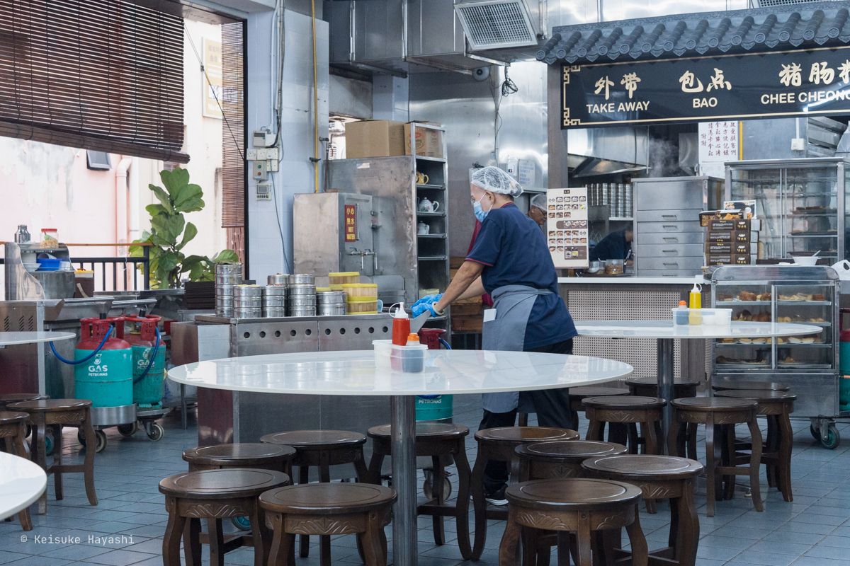 点心が満載されたワゴンを押して巡回するおばちゃん