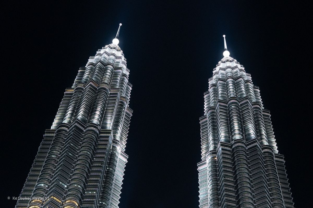 ライトアップされたペトロナスツインタワー